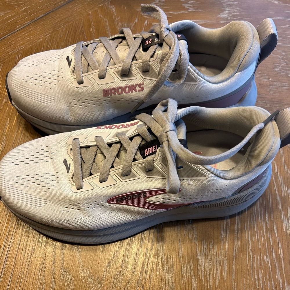 Brooks Ariel GTS 26 Women’s Running Shoes (Oyster Mushroom/Alloy/Pink colorway)